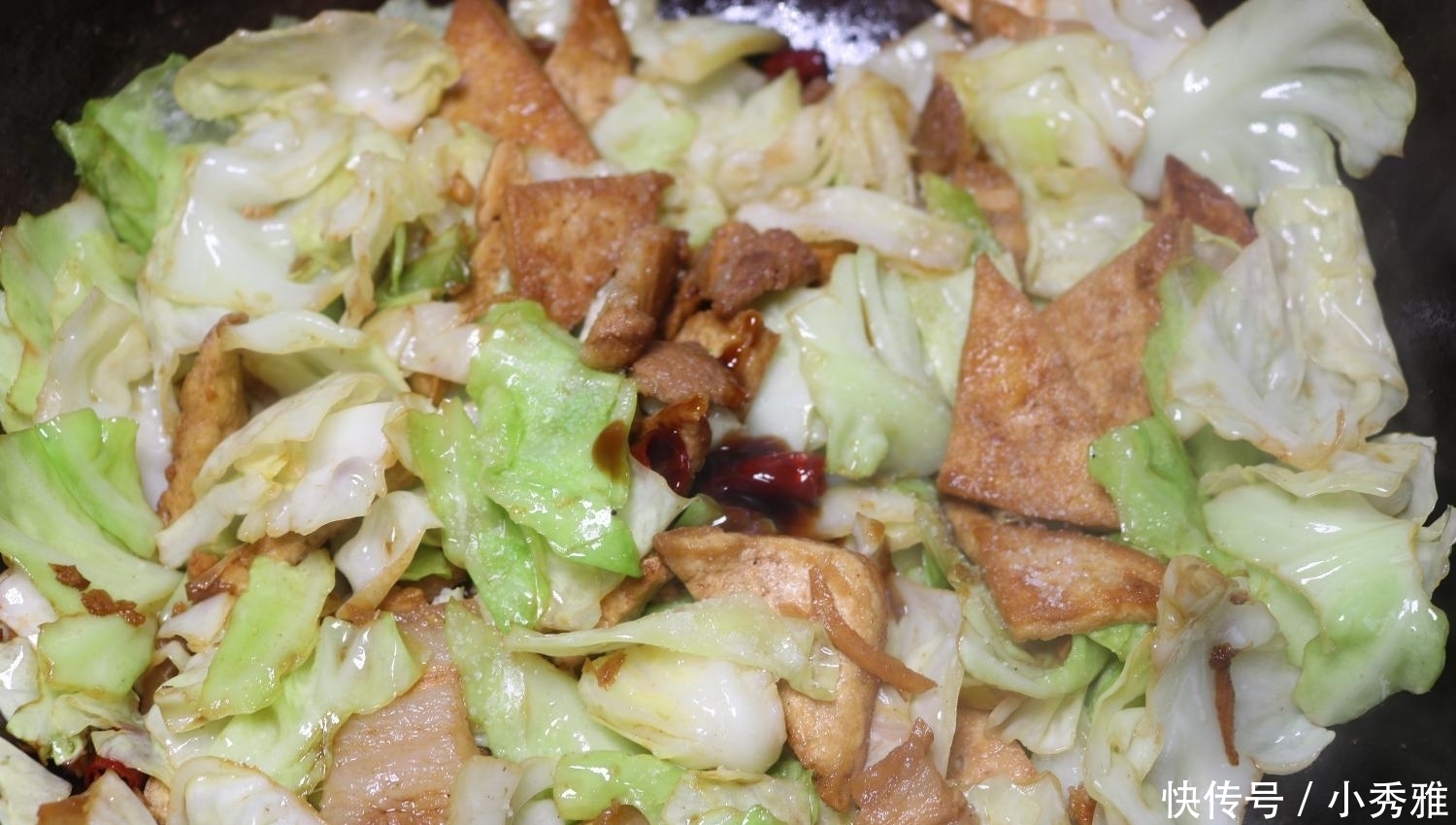 包菜和它一起炒, 你肯定没吃过, 比肉还香, 每次做一盘全吃光!