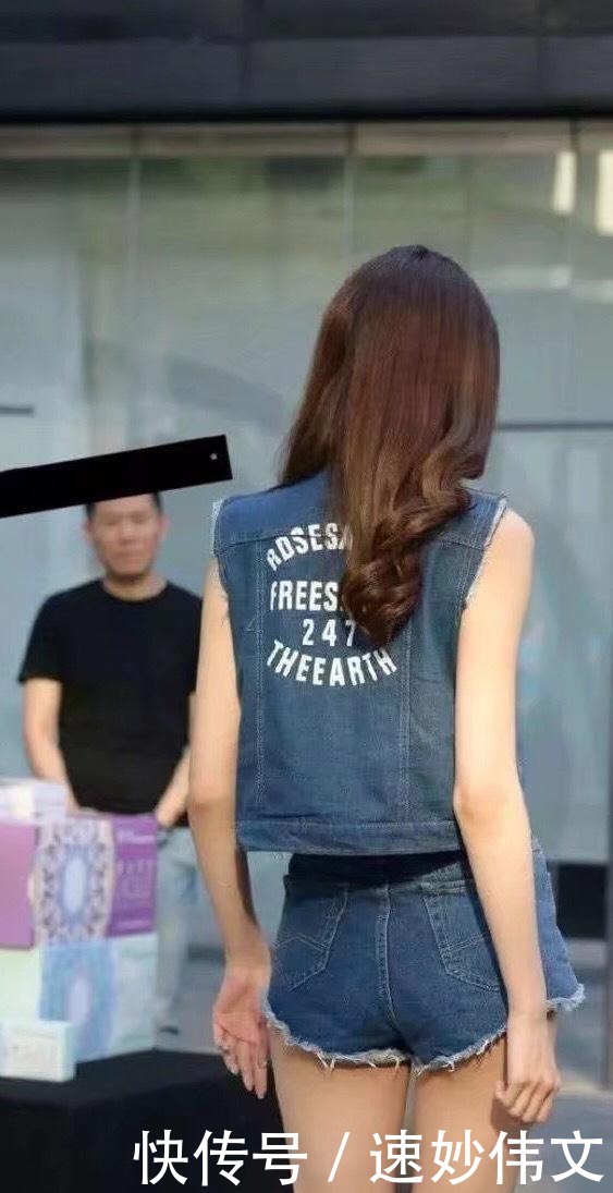 短裤|美女很有女王气质范,穿无袖上衣搭配牛仔短裤,能玩出新花样