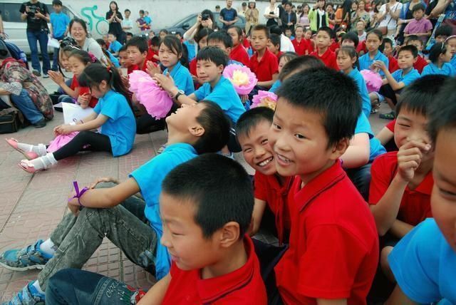 黑板|“个子矮却排在最后?”家长质疑孩子的座位,老师的回答让人深思