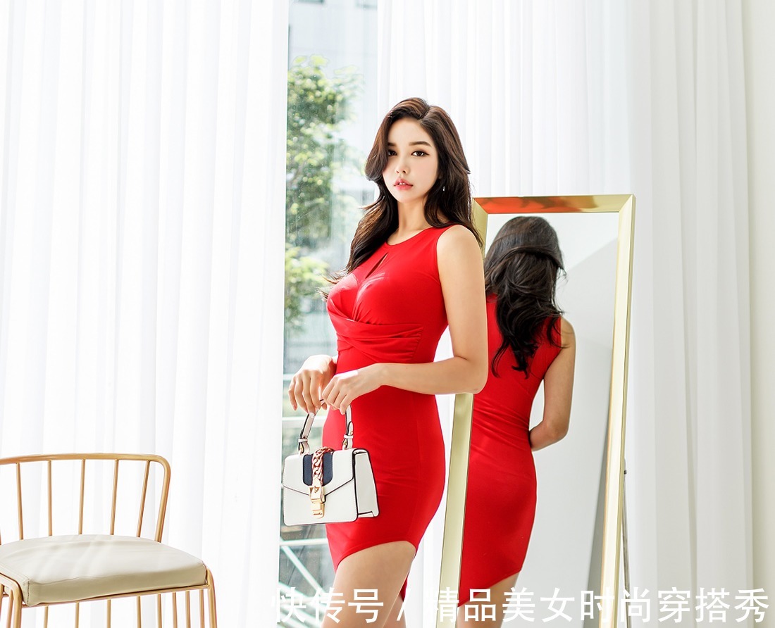 凉鞋 红色的连衣裙是非常亮眼的,脚上一双白色的凉鞋搭配,优雅范十足