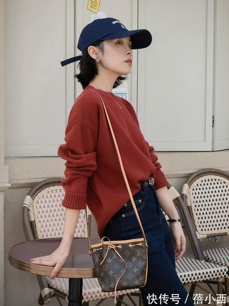 小蛮腰|今年还是穿“红色毛衣”最洋气,搭配牛仔裤、半身裙简约又显气质