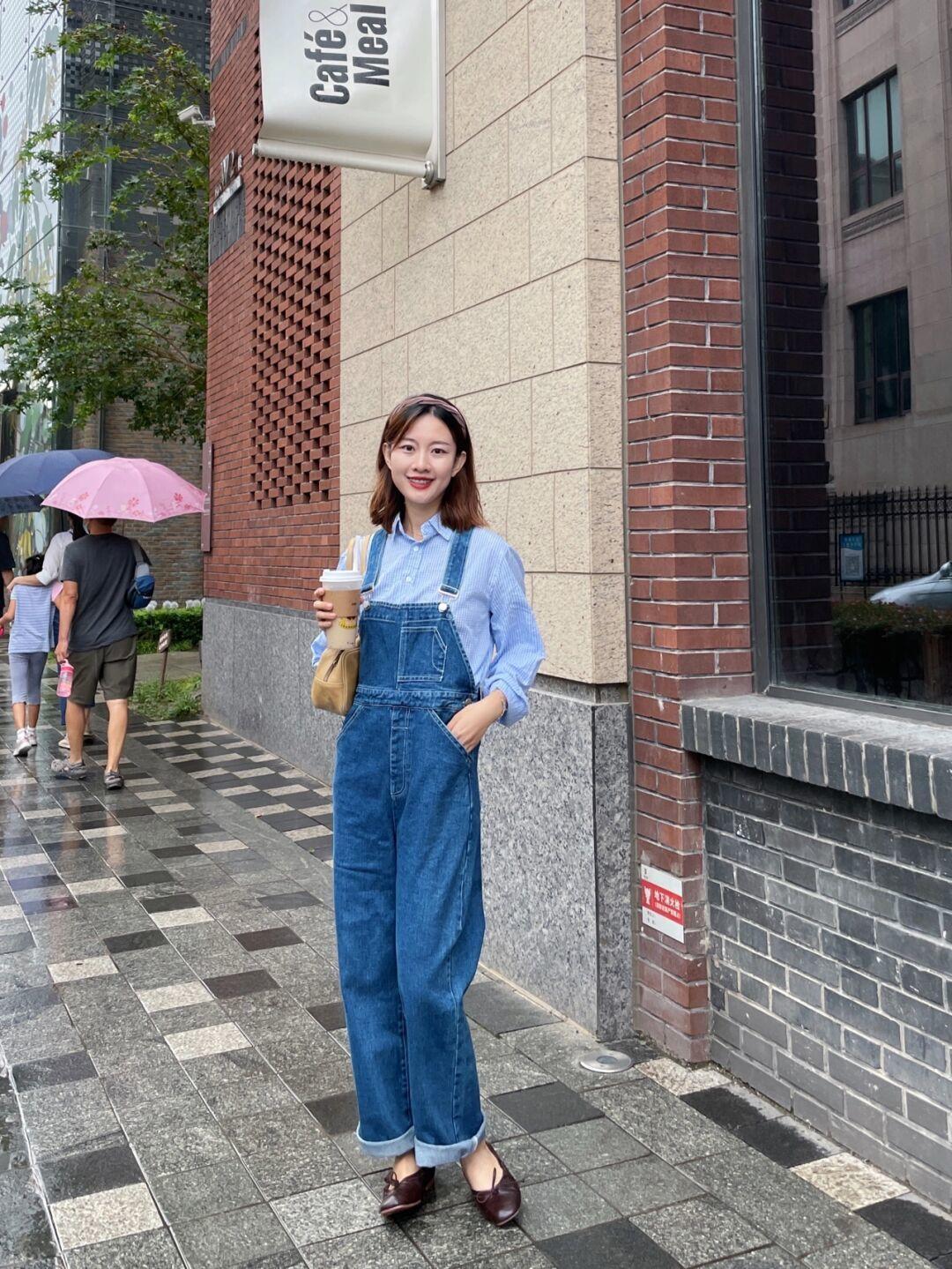 小个子|秋天就应该穿得洋气,绿色衬衫+牛仔背带裤优雅大方,超好看