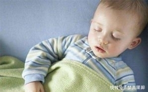 耽误|进入秋季,父母别再让娃这样睡了,容易生病感冒不说,还耽误长个