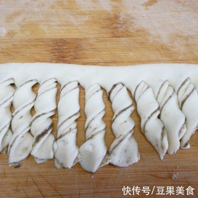  面点|#南北面点大不同#黑芝麻酱花卷