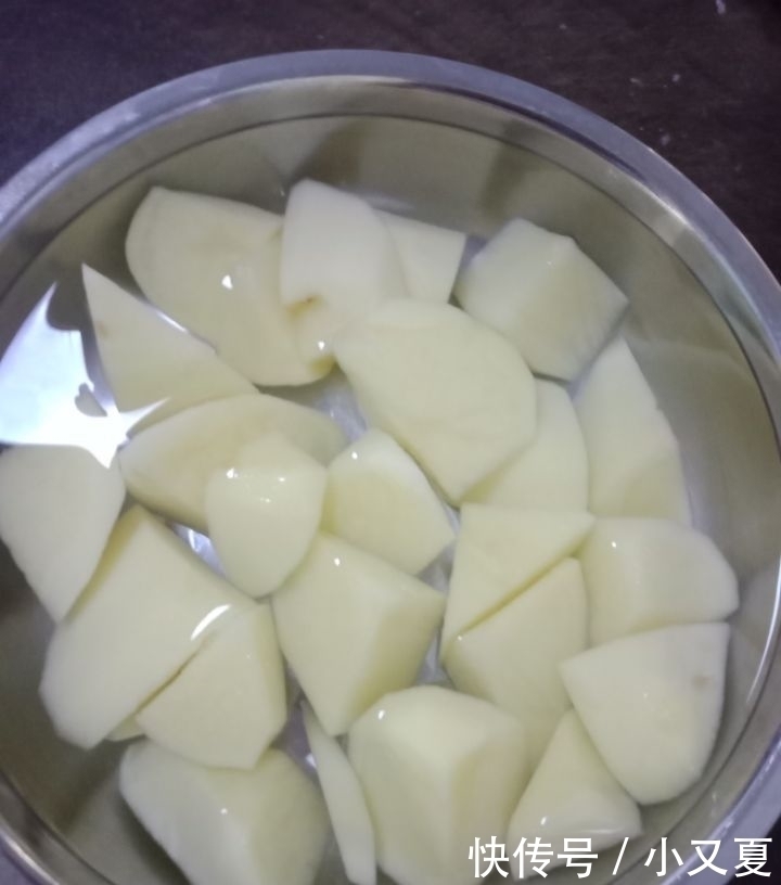 它和土豆一起吃,隔三差五吃,隔天排出宿便,口臭便秘慢慢没了