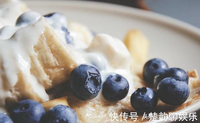 香蕉皮|香蕉这样吃，大肚子、便秘没了，皱纹少了！每天吃一根