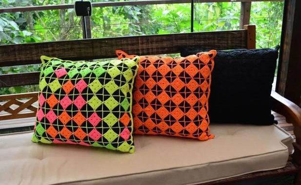 零线太多别浪费,试试钩一钩拼花抱枕,在家非常好用!附图解