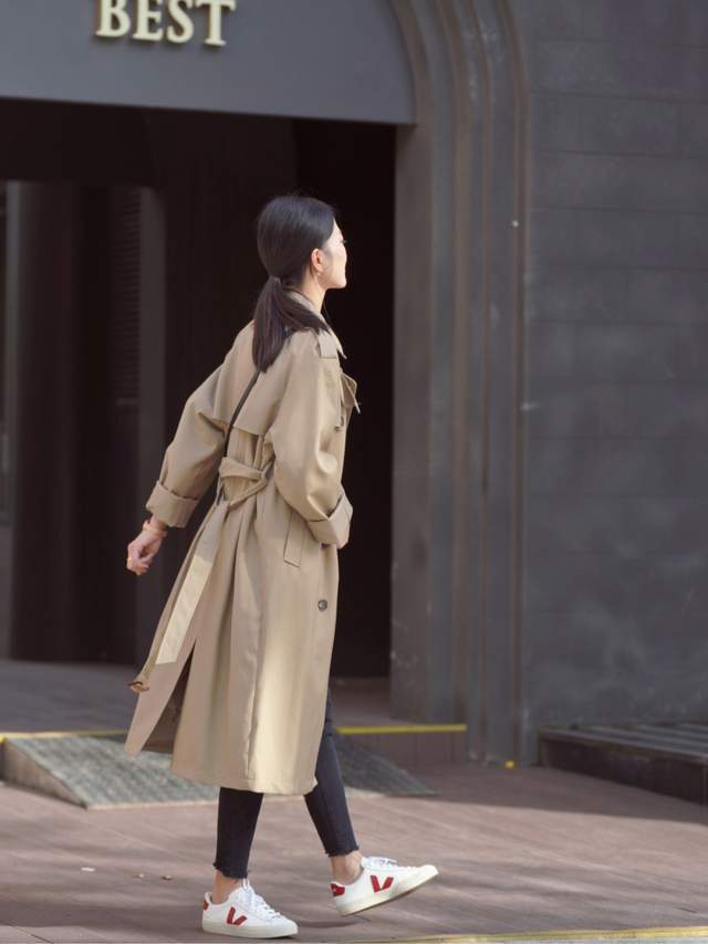 风衣|秋季,奔四奔四的女人怎么穿风衣?搭配衬衫和牛仔裤,减龄又洋气