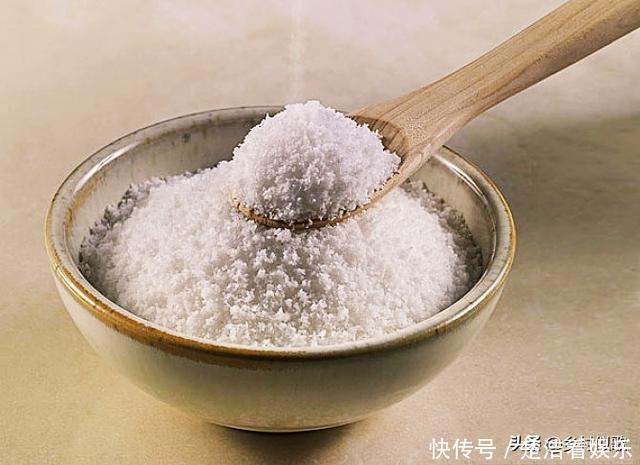 在大树树干上打一个小孔,在小孔里放上食盐,这个树会死吗?