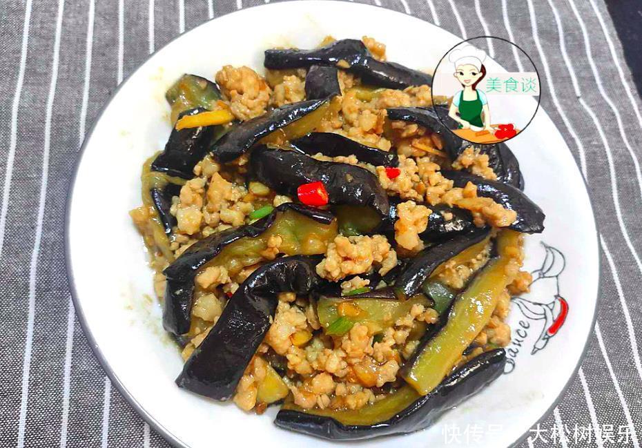 炒茄子时,切完别直接炒!多加1步骤,茄子香软不吸油,超级入味