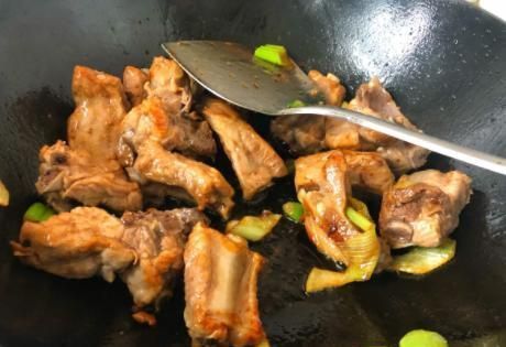 炖排骨时,别直接焯水,多加1个步骤,排骨肉嫩且多汁,不柴不腥
