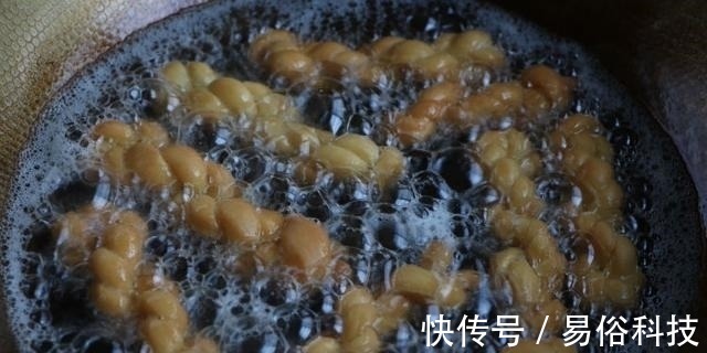 自制传统小麻花，扭一扭炸一炸，香甜酥脆不用花钱买