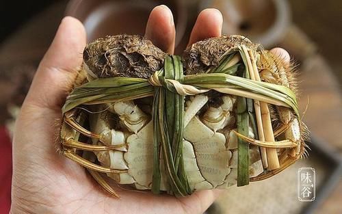 买螃蟹不要随便挑,牢记这4点,老板一看你就是行家,不敢忽悠你