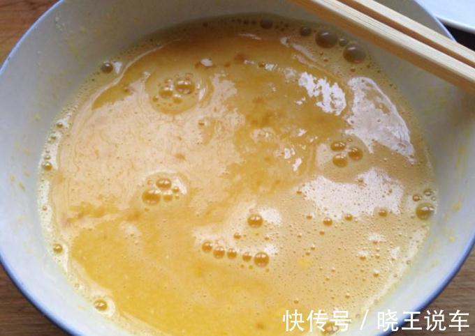 吃了30年炒鸡蛋，才知道直接下锅炒不对！这么炒鸡蛋又香又软嫩