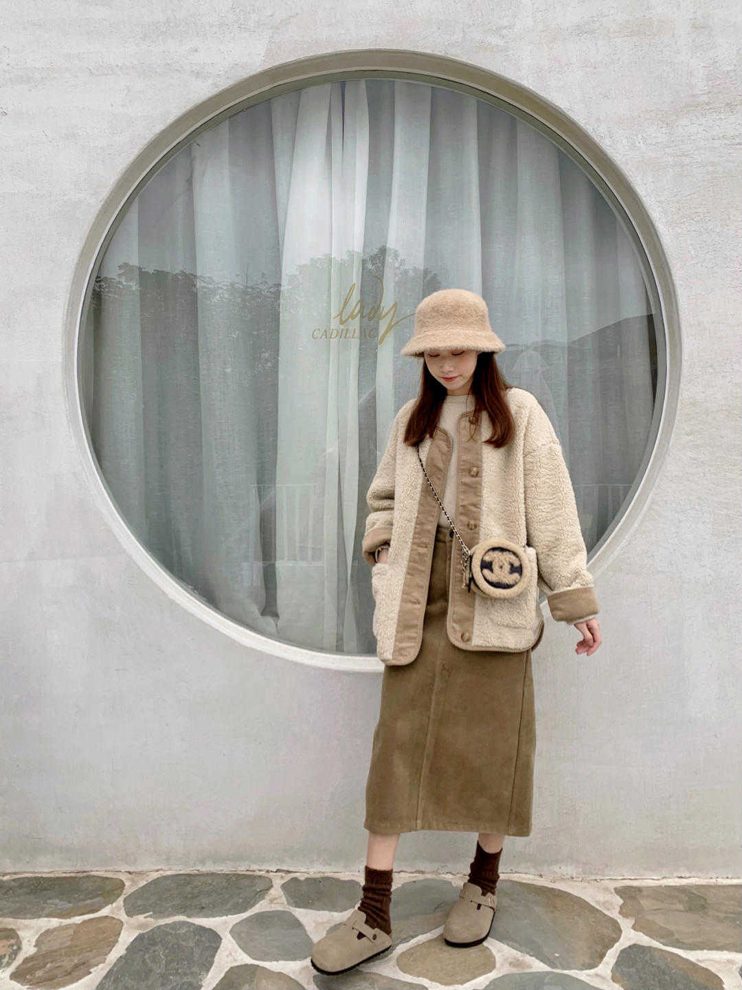 运动裤|初雪的必备羊毛羔外套,这样穿保暖时尚有气质,太好看了