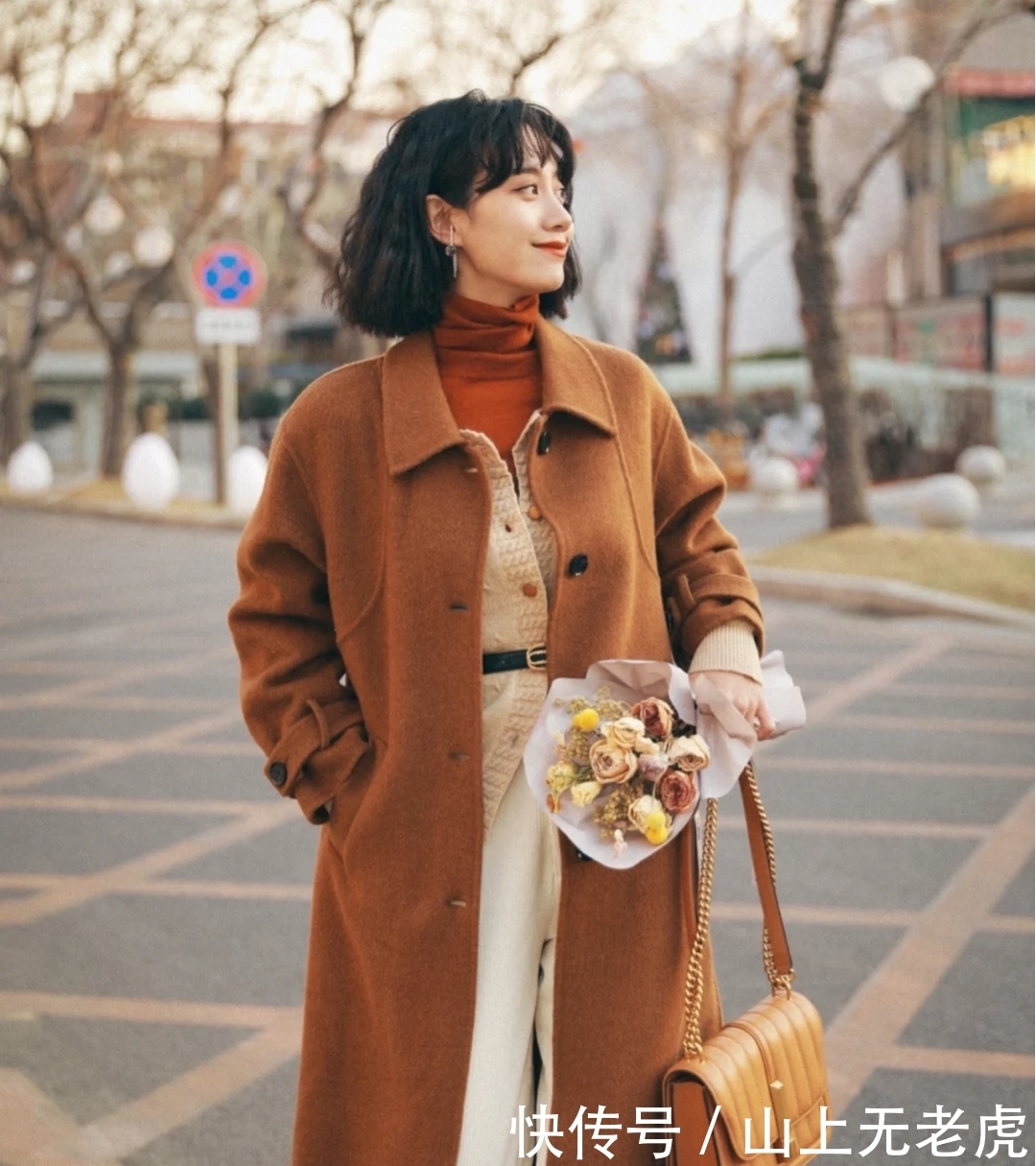 “烂大街”的焦糖色大衣这样穿，显瘦很“名媛”，主要赢在配饰上