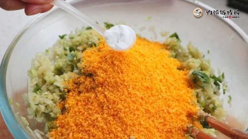 炸萝卜丸子时,多加这2样东西,丸子外酥里嫩不发硬,越嚼越香