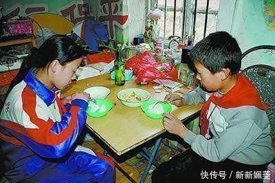 家长们|2岁姐姐被3个月大的弟弟吵醒,看到妈妈不在,姐姐的做法很暖心