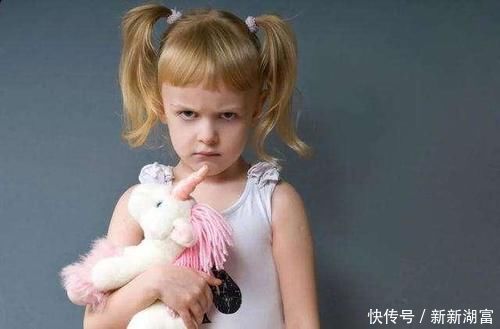 女儿|“妈妈,躲猫猫”,宝妈玩游戏不配合,2岁女儿抬起手臂咬了一口