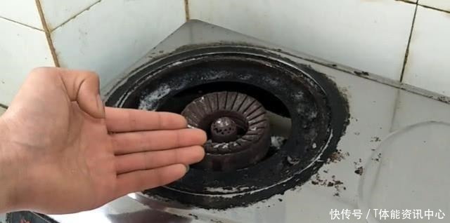 抓紧在燃气灶上倒点白醋,10个家庭9个家庭不懂,学会受用一生!