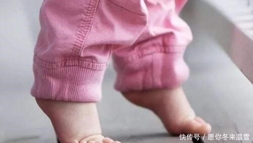 光脚|小宝宝穿袜子还是光脚？很多宝妈误会了，做错对娃伤害很大