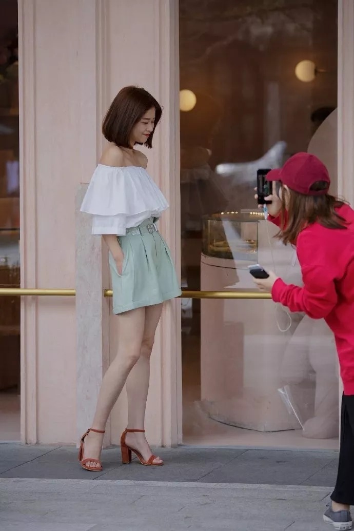 女生搭配高跟鞋，散发出优雅的气质！