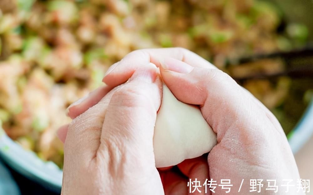为什么饺子店的饺子那么好吃?关键在这3个技巧,饺子饱满又多汁