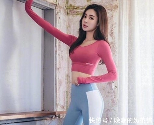 紧身打底裤富有气质感的装扮,吸引街头路人的目光