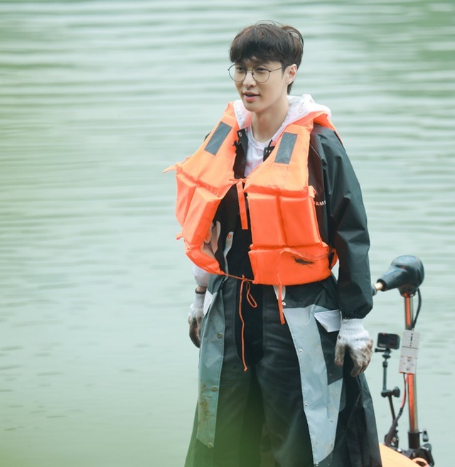 张艺兴 张艺兴去鸡窝掏鸡蛋,看到张子枫的举动,妹妹变得开朗调皮了