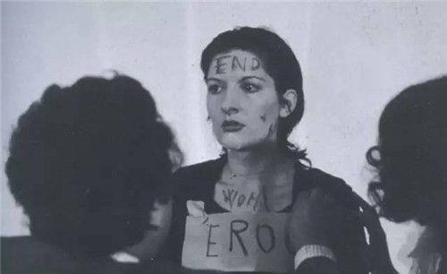 摧残|她将身体麻痹6小时任人处置,没有等到爱与鲜花,只有暴徒的摧残