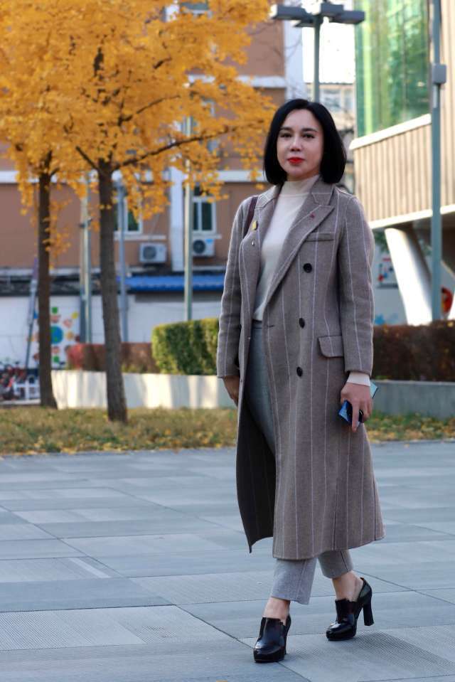  款式|街拍：常规款式搭配永远受到女士的青睐