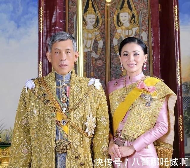 造型|泰国王后造型翻车!蓝色眼影搭配粉色腮红太土了,珍珠发夹也雷人!