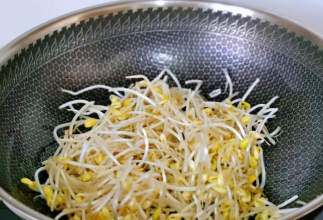 炒豆芽时,牢记“1做1不做”,豆芽不变色不出汤,味道更鲜了