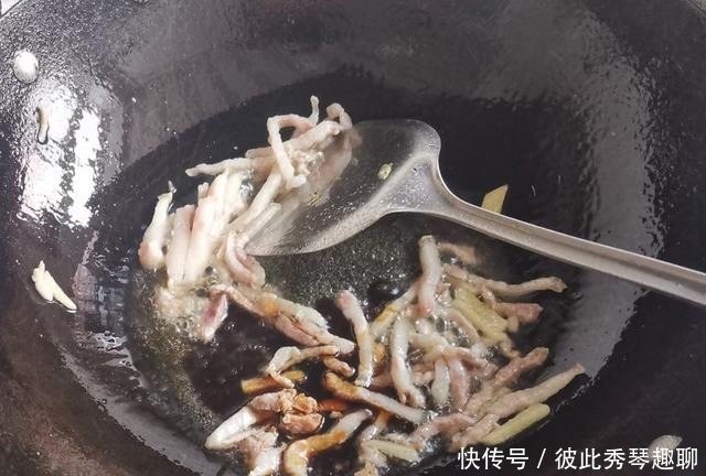 此菜简单炒炒5分钟就搞定，营养好味道鲜，冬天贵点也要常吃