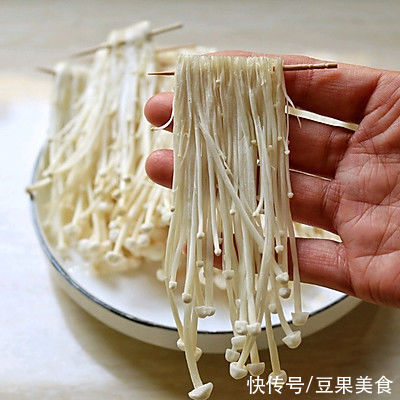 #暖冬酱在手，嗨吃部队锅#辣烤金针菇