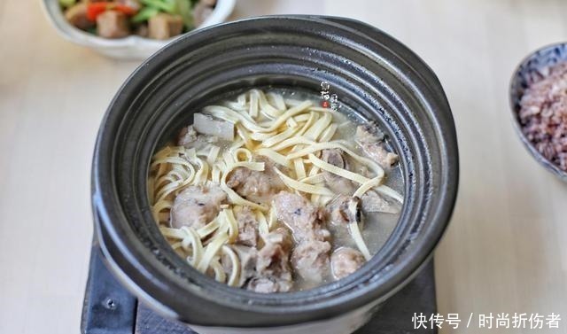 杂粮|打工人一家三口的晚餐，2荤1素1汤，朋友粗细结合，幸福感满满