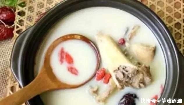 炖骨头汤不要再直接加水了,多加这步,汤白味浓,包你喝了还想喝