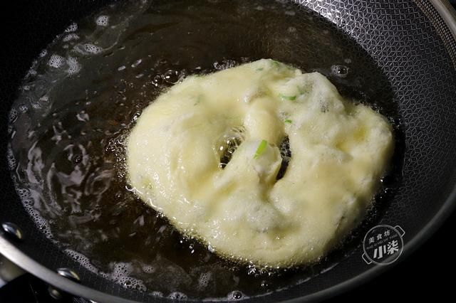  葱油饼|葱油饼的正确做法，不揉面不擀面，蓬松不油腻，比油条简单还好吃