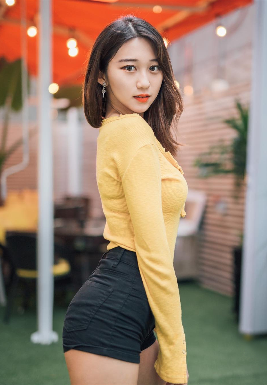 皮肤 淡黄色的上衣搭配黑色裤子显青春活力,皮肤白皙加长发美丽动人