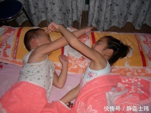 画面|相差20岁姐弟俩,一出门就这画面,妈妈看到忍不住笑了