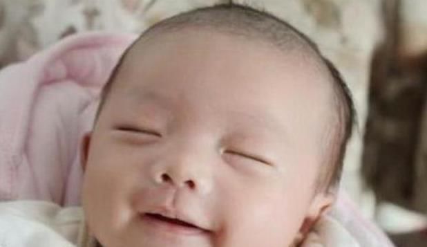 宝妈|宝宝刚出生就对妈妈“笑”,护士却猛扇一巴掌,事后宝妈连声道谢