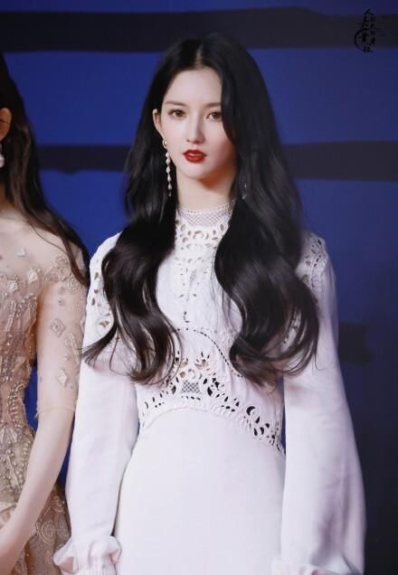 五人|硬糖少女出席年度盛典,五人展现超强团魂,希林娜依高张艺凡遗憾缺席