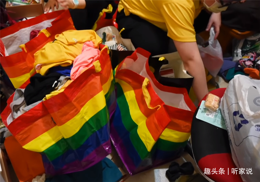 姑娘|“囤积癖”姑娘10㎡卧室,衣服堆积如山,3名整理师8小时打扫干净