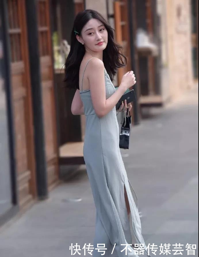 丝巾|黑色皮衣搭配红白相间的丝巾，凸显时尚感