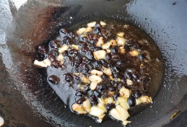 豆豉鲮鱼油麦菜怎样做好吃?教你炒制小技巧,油麦菜颜色翠绿不黄