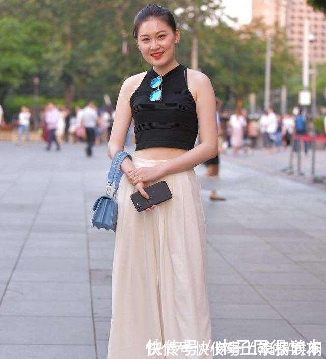 裤子 黑色经典上衣搭配白色优雅打底裤,搭配的时尚感,很有讲究