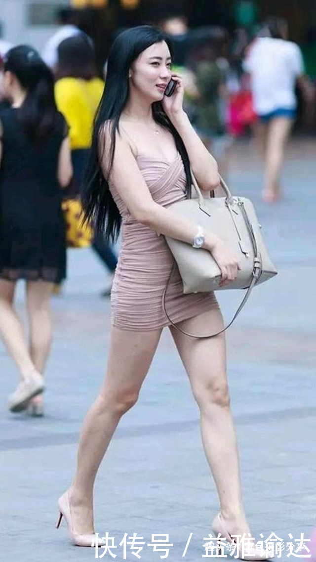 路人街拍,小姐姐黑色牛仔裤搭配针织衫,充满着青春与活力的味道