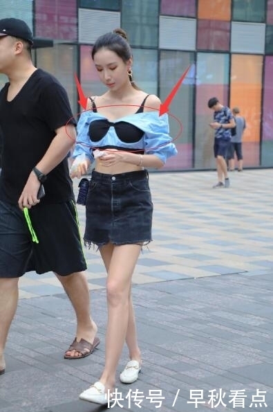 小姐姐太会穿了,个性抹胸,穿出了让人误解的气息感