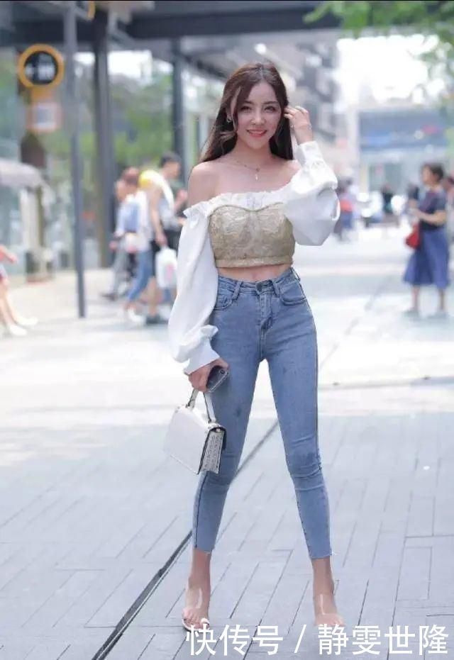 紧身牛仔裤尽显曼妙身姿,背影才是堪称一绝的时尚美