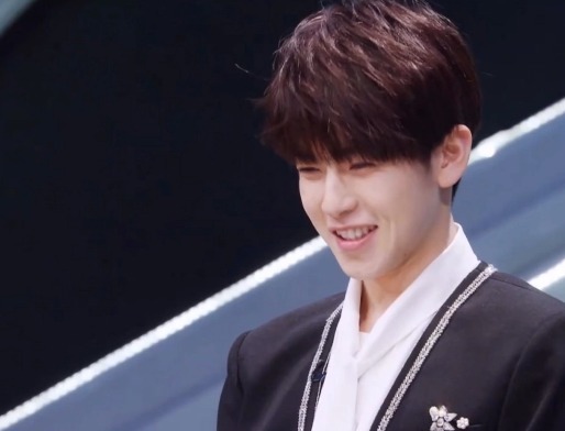 《青春有你》位置測評妝發(fā)好評，胡春楊紅發(fā)驚艷，姚弛似白馬王子